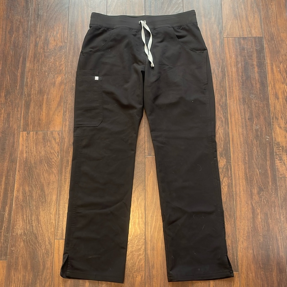 Figs Women’s Kade Cargo Scrub pant, Black, Size M.